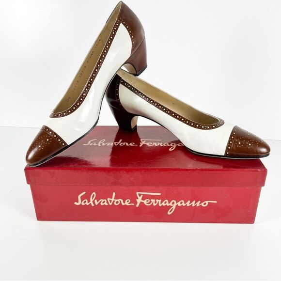 Ferragamo Classic Brown & White Cap Toe Leather Eyelet Low Heels Size 8.5 AAA - Picture 1 of 15